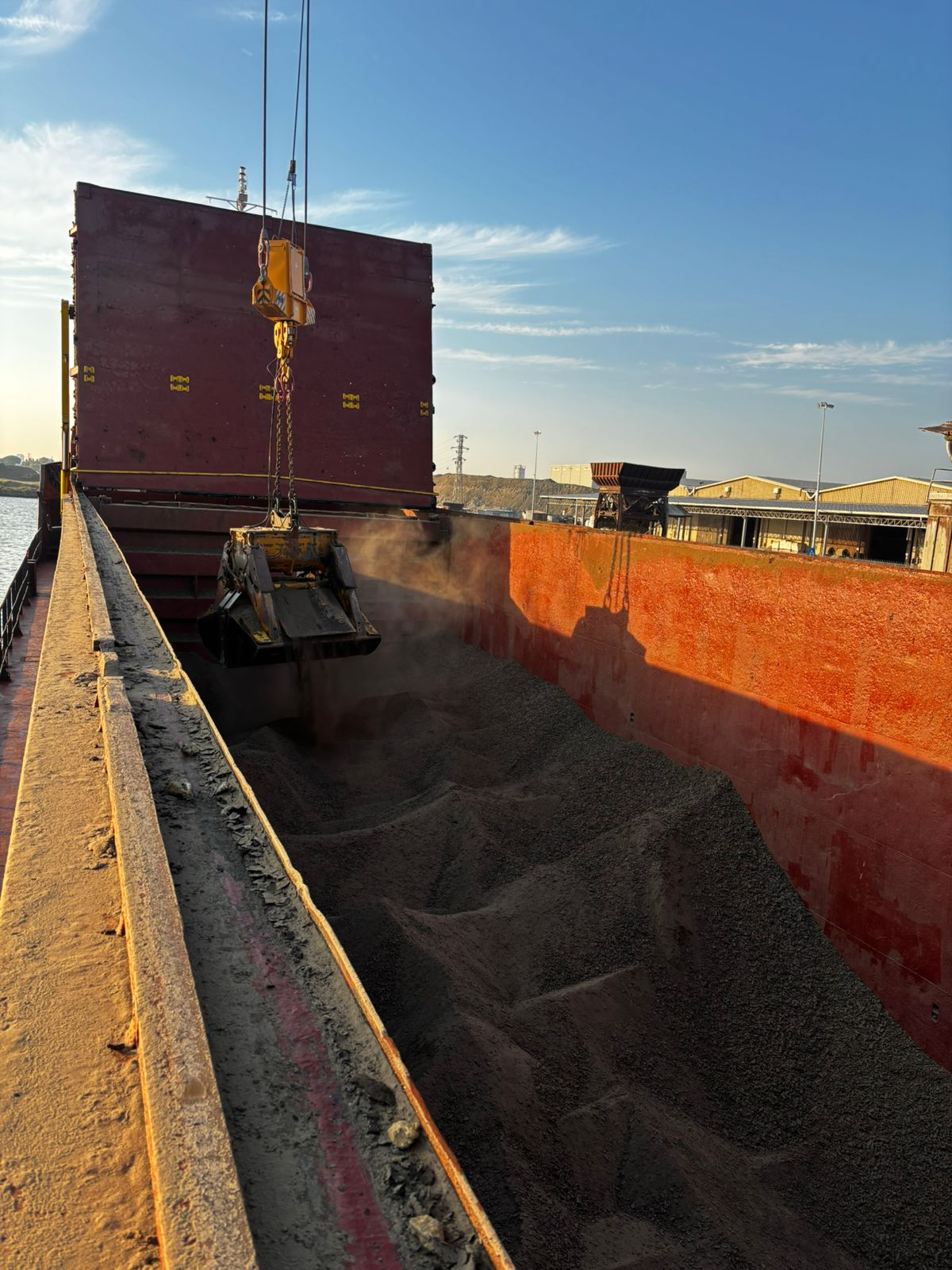 Dry bulk cargo operation inside a vessel's hold