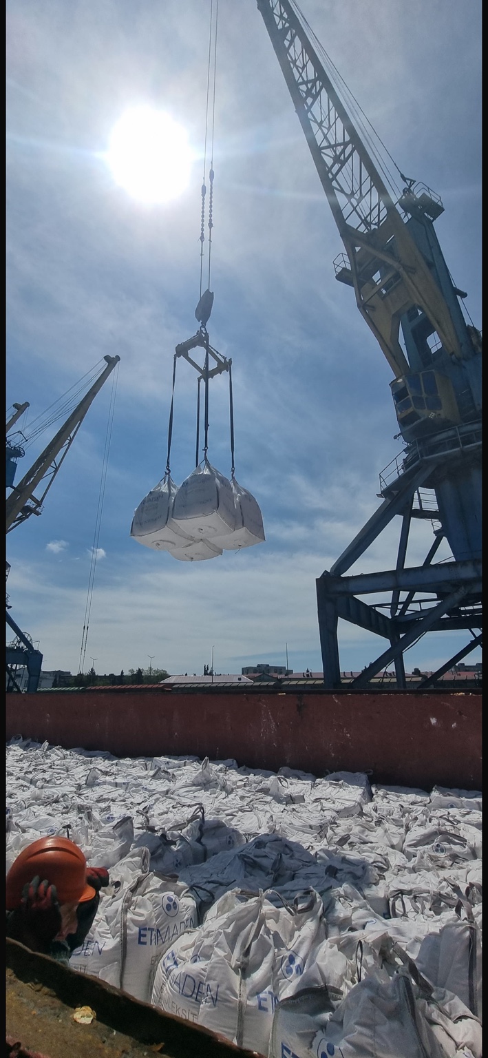 Bagged cargo operation using a vessel’s crane