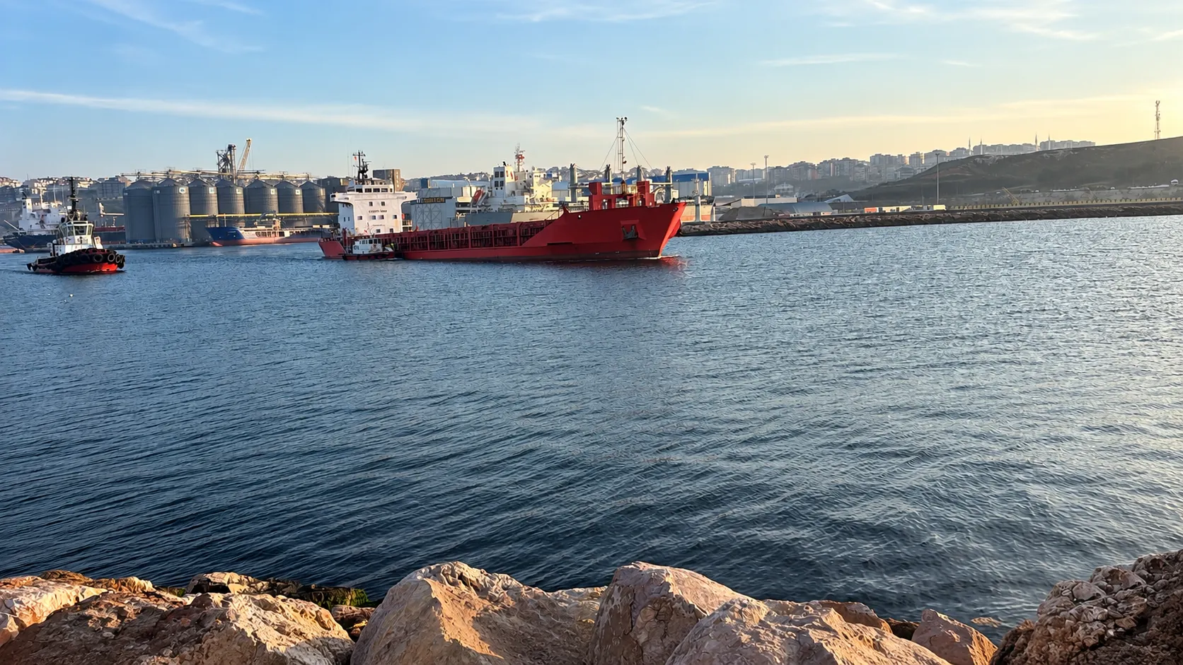 Cargo vessel manoeuvring with tug assistance at Bandırma Port