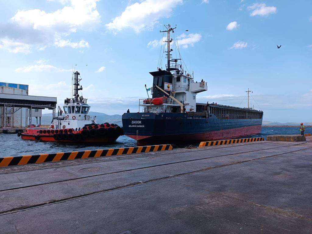 General cargo vessel berthing with tug assistance